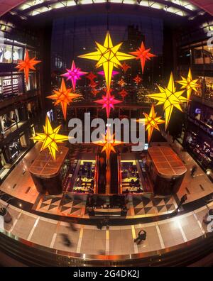 2007 ÉTOILES HISTORIQUES DE NOËL ATRIUM TIME WARNER CENTRE TOURS (©DAVID CHILDS, SOM 2003) COLUMBUS CIRCLE MIDTOWN MANHATTAN NEW YORK CITY USA Banque D'Images