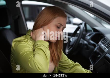 Jeune femme ayant des douleurs au cou ou une blessure au coup de fouet après un accident de voiture Banque D'Images