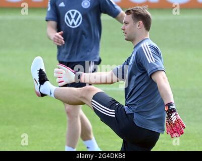 Herzogenaurach, Allemagne. 21 juin 2021. Football: Championnat d'Europe, Groupe F, entraînement Allemagne. Le gardien de but allemand Manuel Neuer s'échauffe. Credit: Federico Gambarini/dpa/Alay Live News Banque D'Images