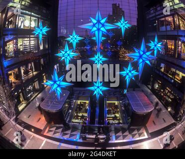 2007 ÉTOILES HISTORIQUES DE NOËL ATRIUM TIME WARNER CENTRE TOURS (©DAVID CHILDS, SOM 2003) COLUMBUS CIRCLE MIDTOWN MANHATTAN NEW YORK CITY USA Banque D'Images