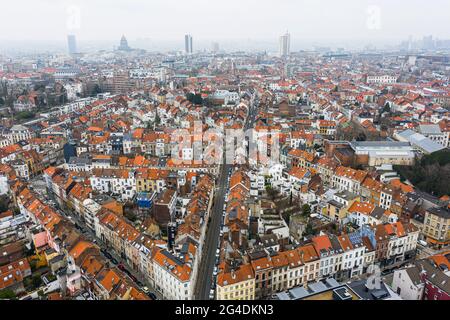 Bruxelles, Belgique, le 3 janvier 2021 : vue panoramique d'en haut, basilique de Koekelberg en arrière-plan Banque D'Images