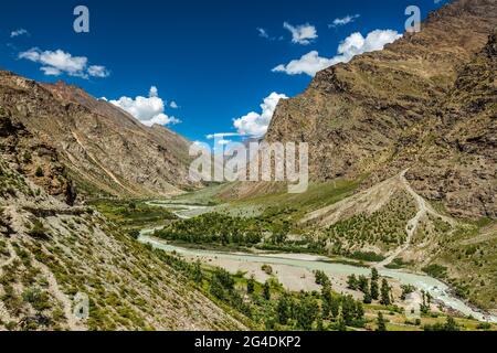 Rivière Chandra dans la vallée de Lahaul dans l'Himalaya Banque D'Images