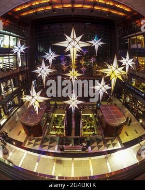 2007 ÉTOILES HISTORIQUES DE NOËL ATRIUM TIME WARNER CENTRE TOURS (©DAVID CHILDS, SOM 2003) COLUMBUS CIRCLE MIDTOWN MANHATTAN NEW YORK CITY USA Banque D'Images