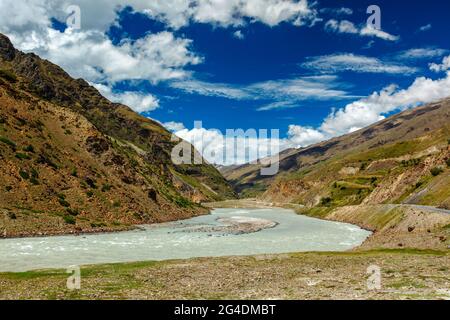 Rivière Chandra dans la vallée de Lahaul dans l'Himalaya Banque D'Images