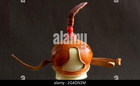 Une capuche en cuir pour un faucon pèlerin. Un des morceaux traditionnels de «meubles» pour l'entraînement et la manipulation des oiseaux de proie pour l'art ancien Banque D'Images