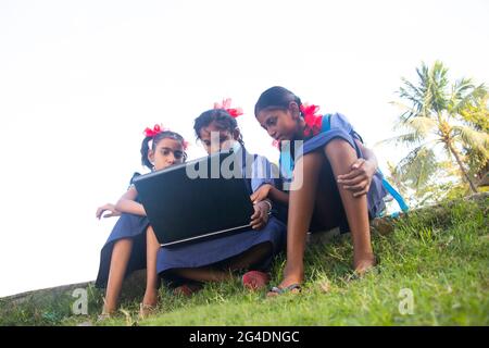 école indienne du gouvernement de village des filles utilisant un ordinateur portable dans la zone rurale en inde Banque D'Images