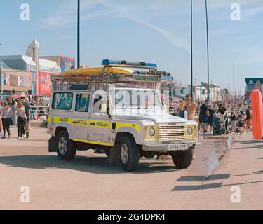 Blackpool, Royaume-Uni - 31 mai 2021 : un SUV de la patrouille de plage de Blackpool sur le front de mer. Banque D'Images