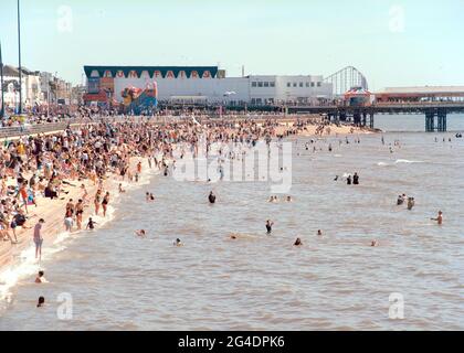 Blackpool, Royaume-Uni - 31 mai 2021 : les gens à la plage. Banque D'Images