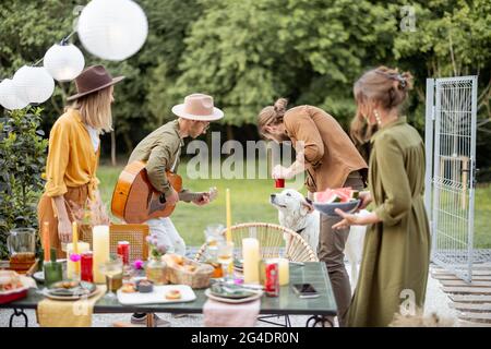 Amis s'amuser sur une terrasse près de la forêt Banque D'Images