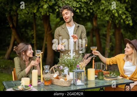 Des amis qui dînaient dans la nature Banque D'Images