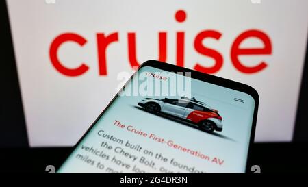 Téléphone portable avec la page Web de la compagnie de voiture américaine auto-pilotante Cruise LLC sur l'écran devant le logo d'affaires. Faites la mise au point dans le coin supérieur gauche de l'écran du téléphone. Banque D'Images