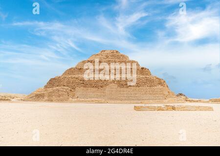 La pyramide STEP à Saqqara est le plus ancien bâtiment en pierre survivant dans le monde. Construit par l'architecte Imhotep à Saqqara pour l'enterrement de Pha Banque D'Images