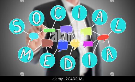 Concept de médias sociaux dessiné par un homme d'affaires en arrière-plan