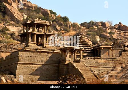 Belle vue sur les ruines de Hampi incroyable. Hampi, également appelé l'ensemble monumental de Hampi, est un site du patrimoine mondial de l'situé dans ea Banque D'Images