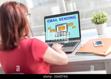 Écran d'ordinateur portable affichant un concept d'envoi d'e-mails Banque D'Images