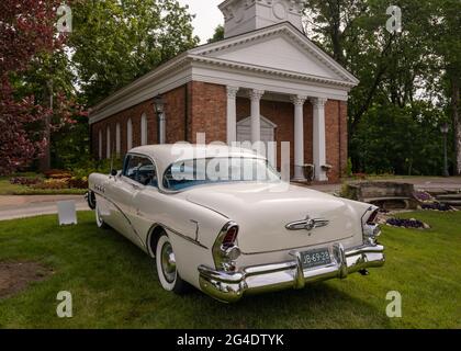 DEARBORN, MI/États-Unis - 19 JUIN 2021 : une Super voiture 1955 de Buick au salon de la voiture Henry Ford (THF) Motor Muster, à Greenfield Village, près de Detroit, MI. Banque D'Images