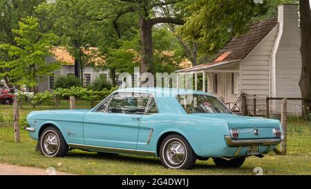 DEARBORN, MI/USA - 19 JUIN 2021 : une voiture Ford Mustang 1965 au salon de la voiture Henry Ford (THF) Motor Muster, à Greenfield Village, près de Detroit, MI. Banque D'Images