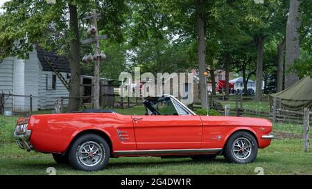 DEARBORN, MI/USA - 19 JUIN 2021 : une voiture Ford Mustang 1966 au salon de la voiture Henry Ford (THF) Motor Muster, à Greenfield Village, près de Detroit, MI. Banque D'Images