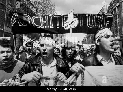 FRANCE. PARIS. 1983-5-24. L'ASSEMBLÉE NATIONALE COMMENCE À DÉBATTRE DE LA RÉFORME DE L'ENSEIGNEMENT DANS DE NOUVELLES ÉTUDES (LOI DEVAQUET). BEAUCOUP D'ÉTUDIANTS SONT HOSTILES À Banque D'Images