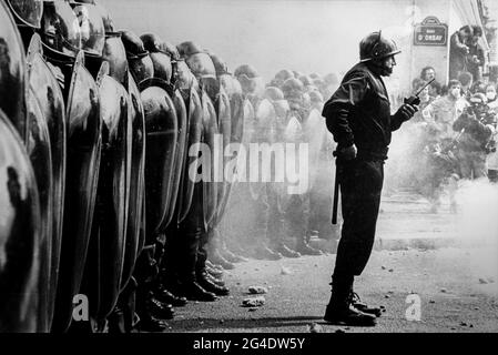 FRANCE. PARIS. 1983-5-24. L'ASSEMBLÉE NATIONALE COMMENCE À DÉBATTRE DE LA RÉFORME DE L'ENSEIGNEMENT DANS DE NOUVELLES ÉTUDES (LOI DEVAQUET). BEAUCOUP D'ÉTUDIANTS SONT HOSTILES À Banque D'Images