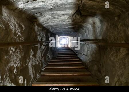 Escalier de la tombe au centre d'une pyramide à Gizeh, le Caire en Egypte. Lumière au bout du tunnel. La Afterlife de l'ancien Pharaon égyptien Banque D'Images