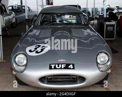 Vue de face de Hans Huebners's Silver, 1963, Jaguar E-Type, dans le Paddock international, pendant la 2017, Silverstone Classic Banque D'Images