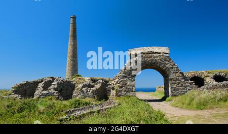 Abandon des travaux de la mine d'étain à Botallack, Cornwall, Royaume-Uni - John Gollop Banque D'Images