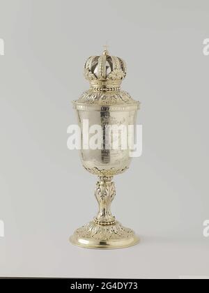 . Tasse avec couvercle en argent plaqué or, du chapitre de Sainte Marie à Utrecht. Une couronne de camerité sur le couvercle. Décoration avec feuilles d'acanthus et perles. Banque D'Images