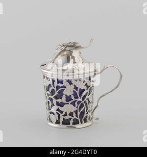 . La moutarde, qui est équipée d'un bac intérieur en verre bleu, est dotée d'un contour d'oreille en forme de S et d'un couvercle articulé. Le corps droitier s'élargit vers le haut. Elle est fermée sur les arêtes supérieure et inférieure par une arête de profil. Le mur est complètement ouvert avec des branches de fleurs gravées. L'oreille moulée, qui est décorée de volutes curly-curling, a été courbée irrégulièrement. Le couvercle voûté a une bordure gravée de radeau de feuilles avec une fleur et des fruits. Dans le bord il y a un renfoncement pour une cuillère qui coupe à travers cette décoration. Le bouton de couvercle moulé a la forme d'une fleur. Dans le bord supérieur du bac intérieur, une ouverture pour Banque D'Images