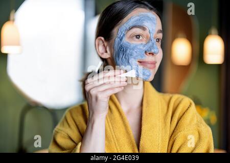 Femme appliquant le masque de nettoyage de bulle Banque D'Images