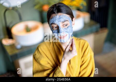 Femme appliquant le masque de nettoyage de bulle Banque D'Images