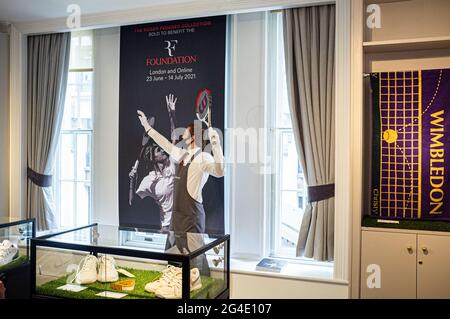 LONDRES 21 juin 2021. Un membre du personnel tient la raquette de tennis de l'Open de France, 2009. L'avant-première de Christies de la collection Roger Federer au profit de la Fondation Roger Federer comprend des souvenirs sportifs et 20 lots de ses victoires du Grand Chelem qui seront offerts aux enchères à Londres le 23 juin. Credit amer ghazzal/Alamy Live News Banque D'Images
