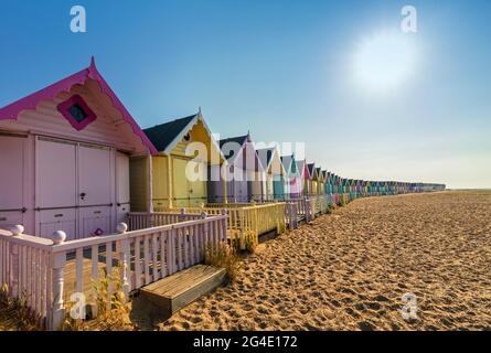 Cabines de plage aux couleurs pastel, Mersea Island, Essex, Royaume-Uni. Banque D'Images