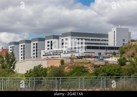 Salamanque / Espagne - 05 12 2021: Vue extérieure du bâtiment de l'hôpital universitaire de Salamanque, entrée extérieure pour les urgences Banque D'Images