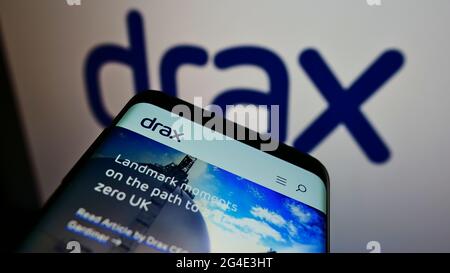 Smartphone avec le site Web de la société britannique Drax Group plc à l'écran devant le logo de l'entreprise. Faites la mise au point dans le coin supérieur gauche de l'écran du téléphone. Banque D'Images