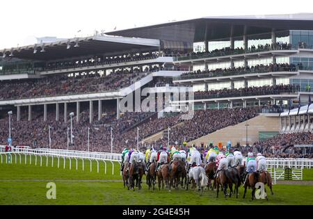 Photo du dossier datée du 13-03-2020 de la vue générale du champ de courses de Cheltenham. Date de publication : lundi 21 juin 2021. Banque D'Images