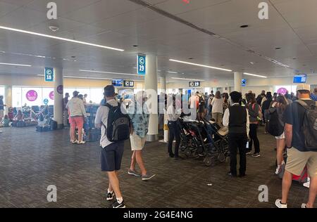 Charlotte, Caroline du Nord, États-Unis. 20 juin 2021. Les clients d'American Airlines ont été retrouvés bloqués à l'aéroport de Charlotte après qu'American Airlines ait coupé 1 % de ses vols pour alléger la pression sur ses opérations en raison d'une pénurie de main-d'œuvre et d'une augmentation des voyages le 20 juin 2021 à Charlotte, en Caroline du Nord. Crédit : Mpi34/Media Punch/Alamy Live News Banque D'Images