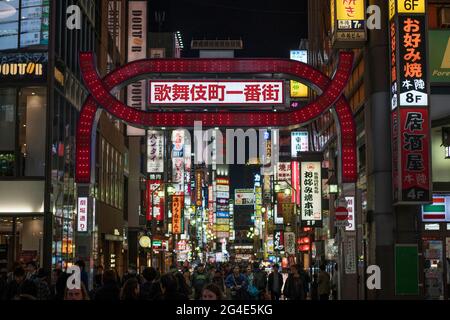 L'entrée de Kabukichō, le quartier des divertissements et des feux rouges, à Shinjuku, Tokyo, Japon Banque D'Images