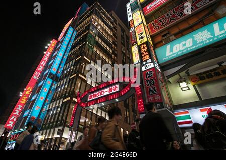 L'entrée de Kabukichō, le quartier des divertissements et des feux rouges, à Shinjuku, Tokyo, Japon Banque D'Images