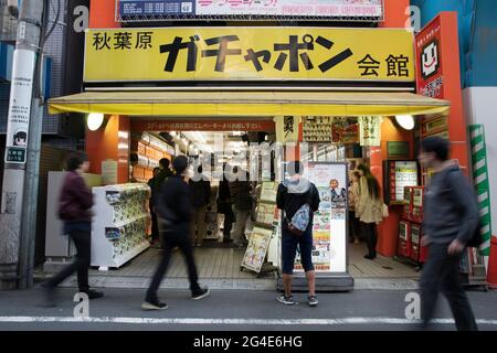 Des rangées de machines à gashapon dans un magasin à Akihabara, Tokyo, Japon Banque D'Images