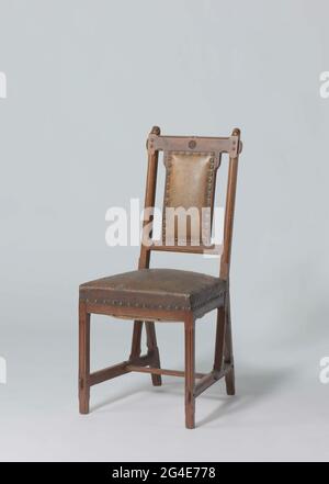 . Chaise en chêne. Les pattes avant et arrière sont reliées par une croix en forme de H avec des composés à broches et à trous, dont les broches sont coulées à travers les pattes. Les styles inclinés à l'arrière se terminent par des coupes d'oiseau et reposent sur la croix. La main courante repose sur les accessoires à la session et servent également de pattes arrière. Le dossier est à la fois au-dessus et sous-relié par une règle intermédiaire. La règle supérieure contient une forme en étoile en tranches au milieu. Entre les règles il y a un panneau qui est enduit de cuir brun et fixé avec des clous en cuivre. Le siège est également recouvert de cuir marron et sec Banque D'Images