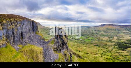 Vue aérienne de la formation rocheuse située dans le comté de Leitrim, Irlande appelé Eagles Rock. Banque D'Images