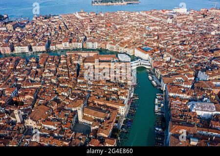 Venise, le pont du Rialto et le Grand canal depuis le ciel Banque D'Images