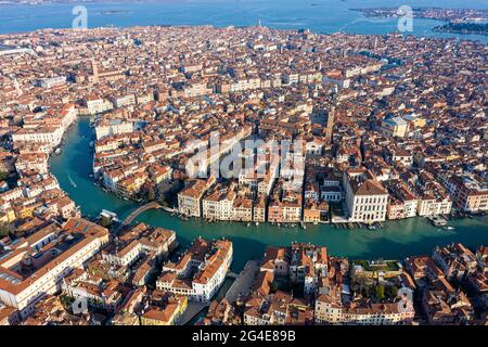 Venise, pont de l'Accademia et Grand canal depuis le ciel, vue aérienne Banque D'Images