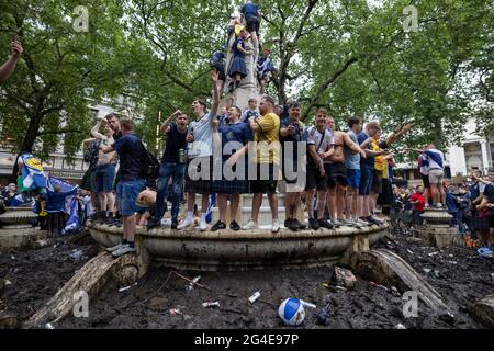 Les fans écossais se rassemblent à Leicester Square, dans le centre de Londres, avant le match d'EURO20 contre l'Angleterre Banque D'Images