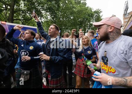 Les fans écossais se rassemblent à Leicester Square, dans le centre de Londres, avant le match d'EURO20 contre l'Angleterre Banque D'Images