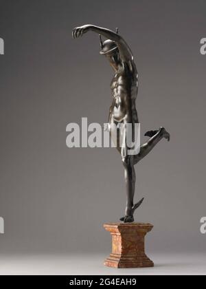 . Le Mercury ailé est l'un des thèmes les plus appréciés de la sculpture en bronze de la fin du XVIe et du XVIIe siècle. En tant que messager rapide des dieux classiques, il est invariablement montré en plein vol, ne se équilibrant que sur les orteils d'un pied. Cela a donné naissance à une composition élégante qui, en accord avec l'esthétique du maniérisme, a donné un profil enchanteur sous tous les angles. Banque D'Images