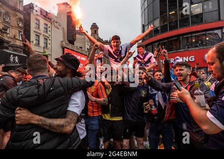 Les fans écossais se rassemblent à Leicester Square, dans le centre de Londres, avant le match d'EURO20 contre l'Angleterre Banque D'Images