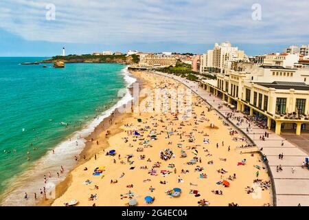 FRANCE - PYRÉNÉES ATLANTIQUES (64) - BIARRITZ - PLAGE PRINCIPALE (VUE AÉRIENNE) Banque D'Images