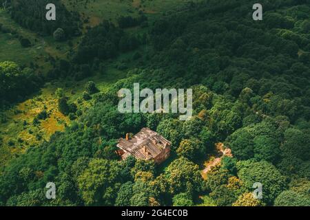Dziemjanki, région de Gomel, Bélarus. Vue aérienne de la zone de réinstallation de Gerard Nicholas Tchernobyl, un manoir abandonné en ruine. Catastrophe de Tchernobyl Banque D'Images